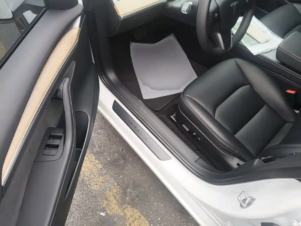 Tesla Model 3 — миниатюра 16