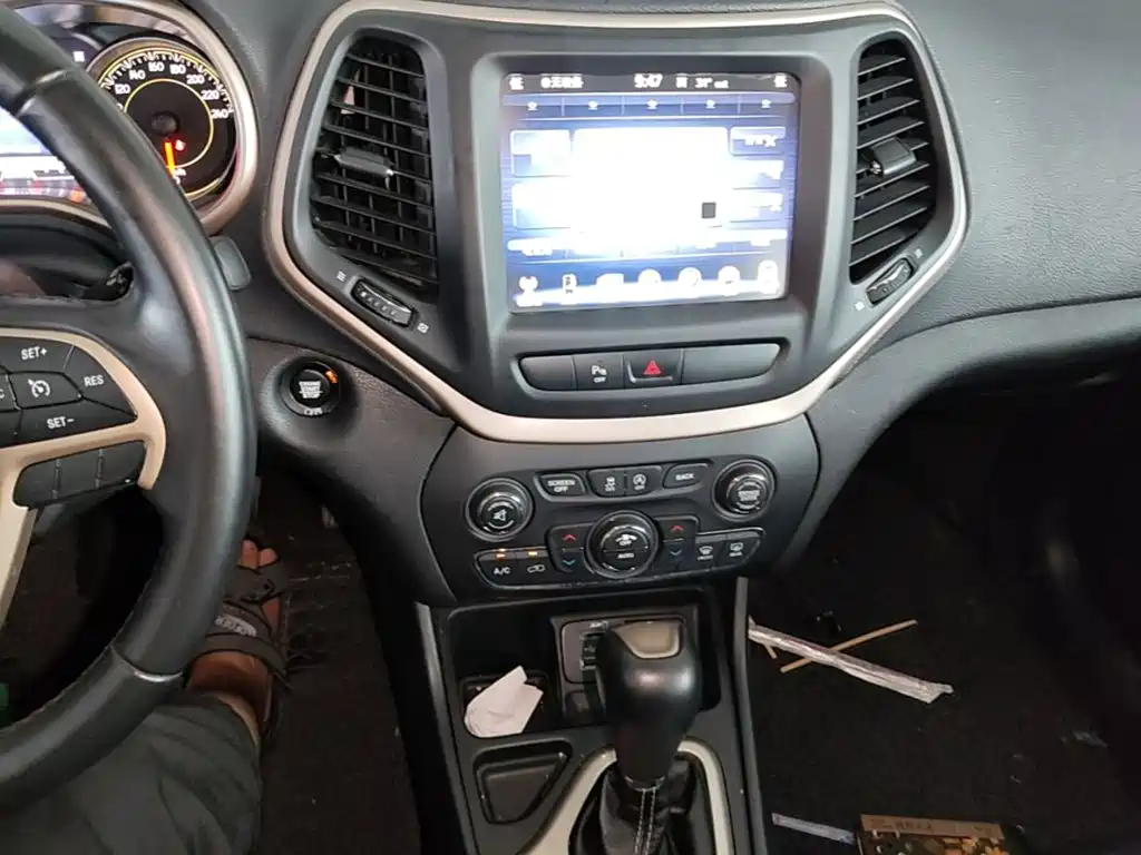 Jeep Cherokee — миниатюра 13