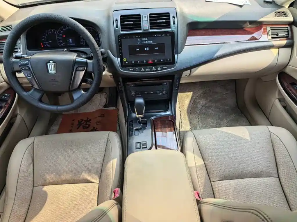 Toyota Crown — миниатюра 8