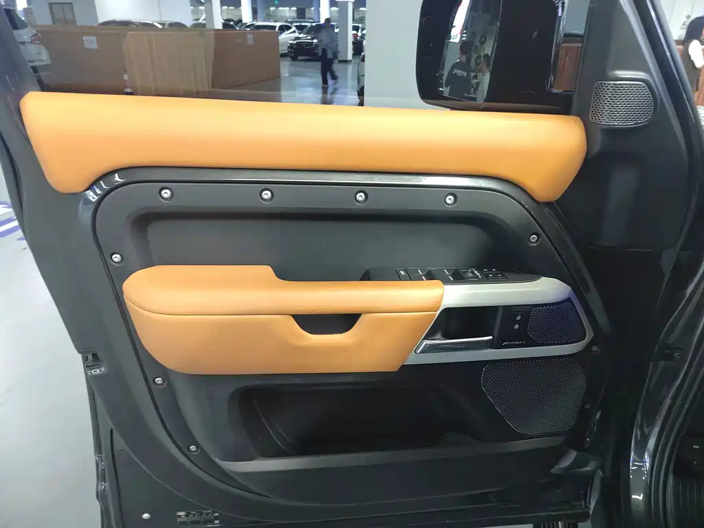 Land Rover Defender — миниатюра 4
