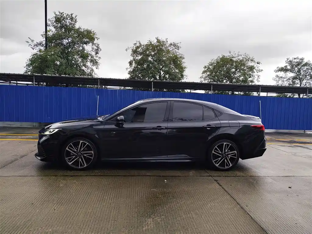 Toyota Camry — миниатюра 3