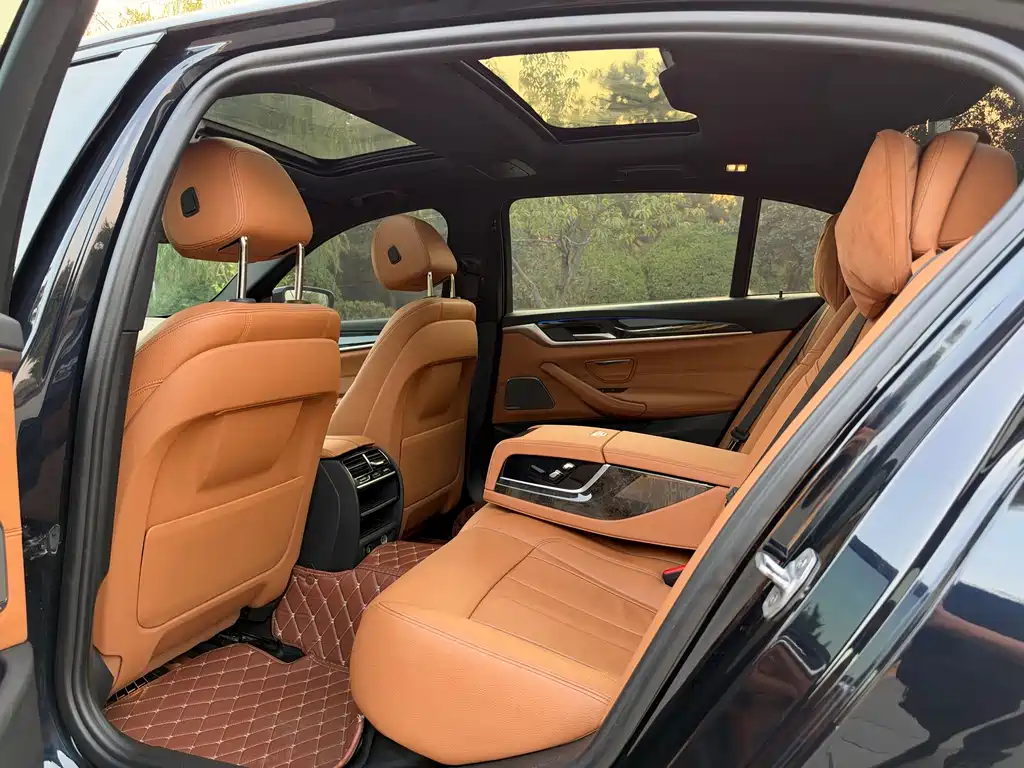 BMW 5 Series — миниатюра 13