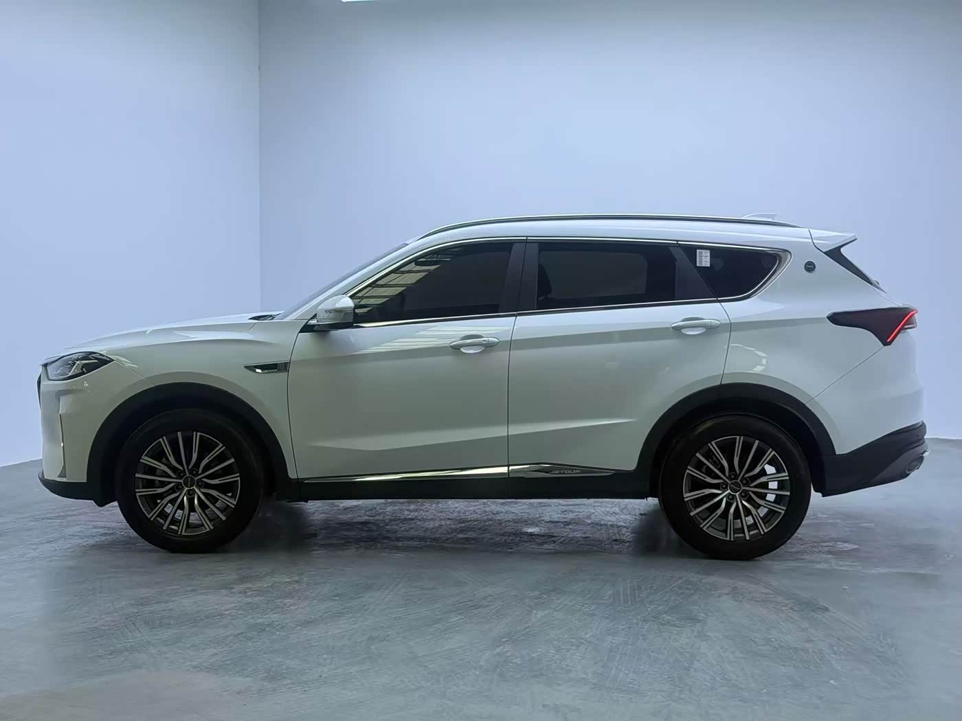 Jetour Jetour X70 PLUS 1.5 л 2024 г. Белый, пробег 32000 км
