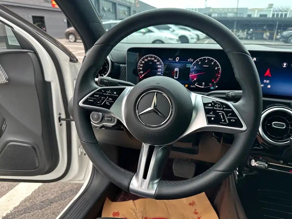 Mercedes-Benz A-Class — миниатюра 13