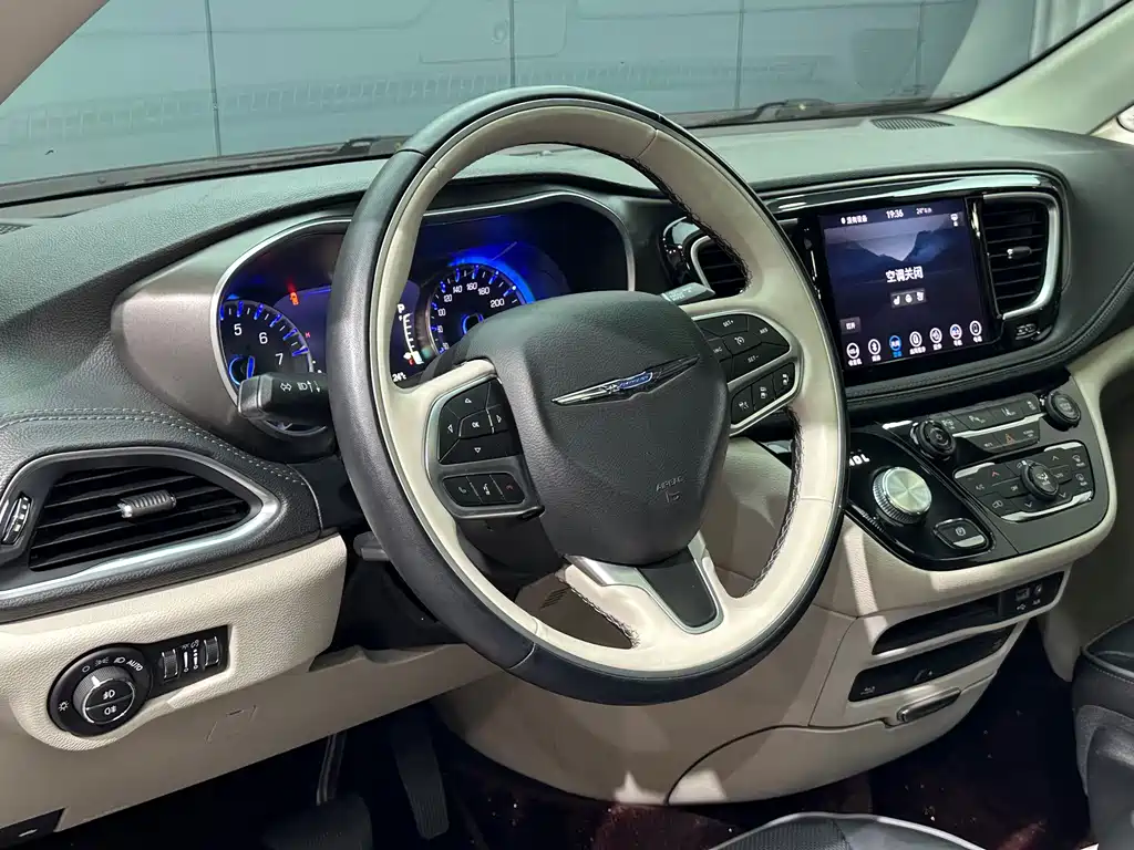 Chrysler Grand Voyager (Import) — миниатюра 8