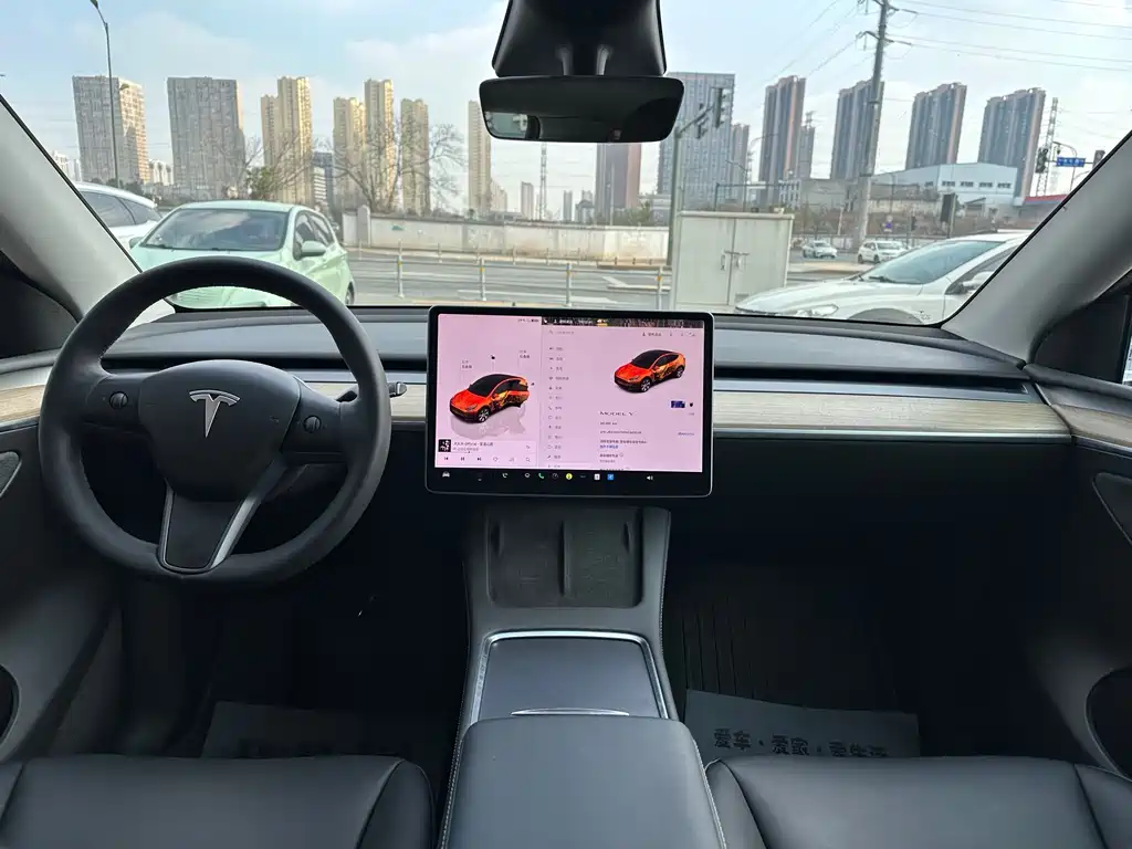 TESLA MODEL Y
