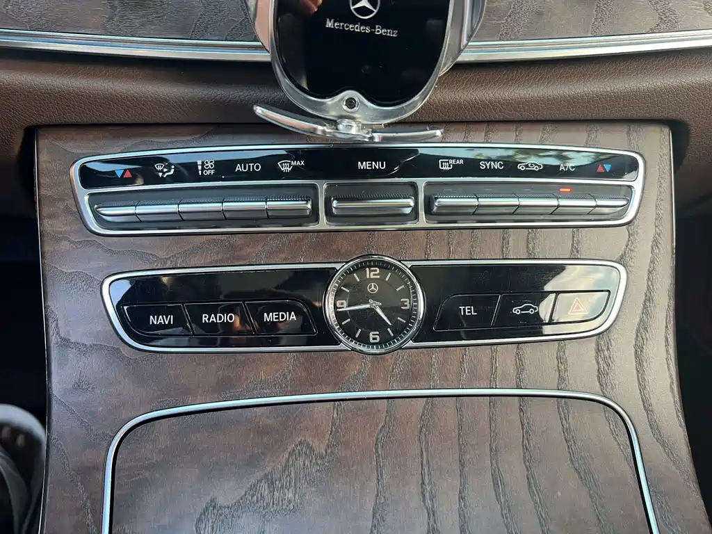 Mercedes-Benz E-Class — миниатюра 9