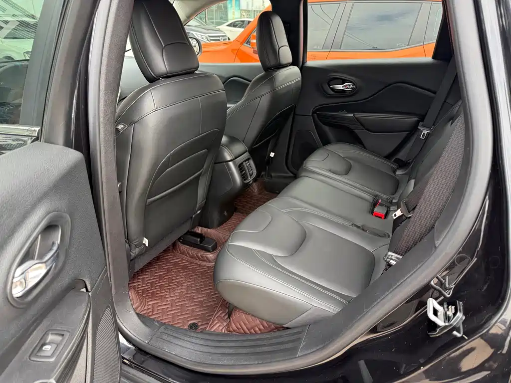 Jeep Cherokee — миниатюра 9