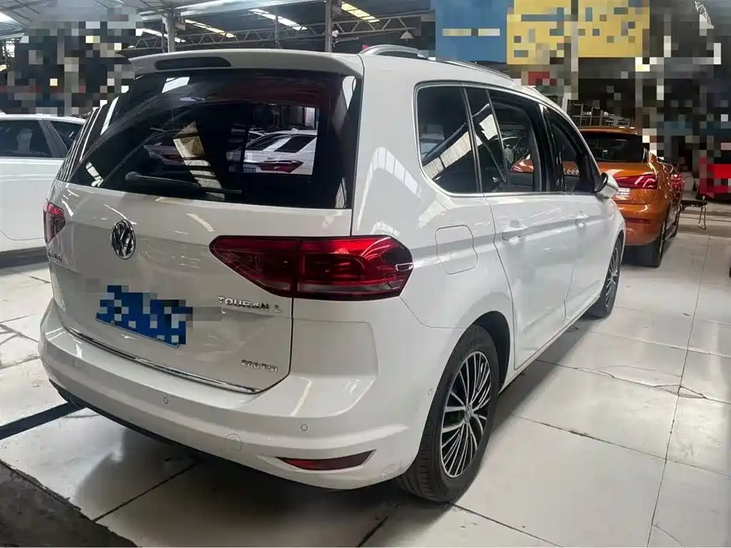 VOLKSWAGEN TOURAN