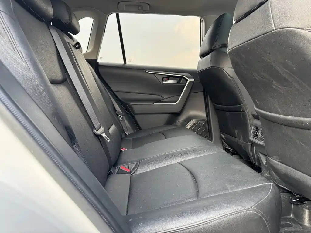 Toyota RAV4 — миниатюра 8