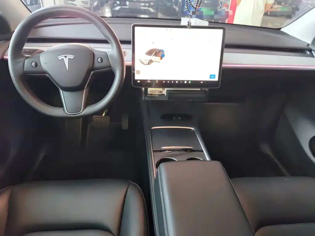 Tesla Model Y — миниатюра 6