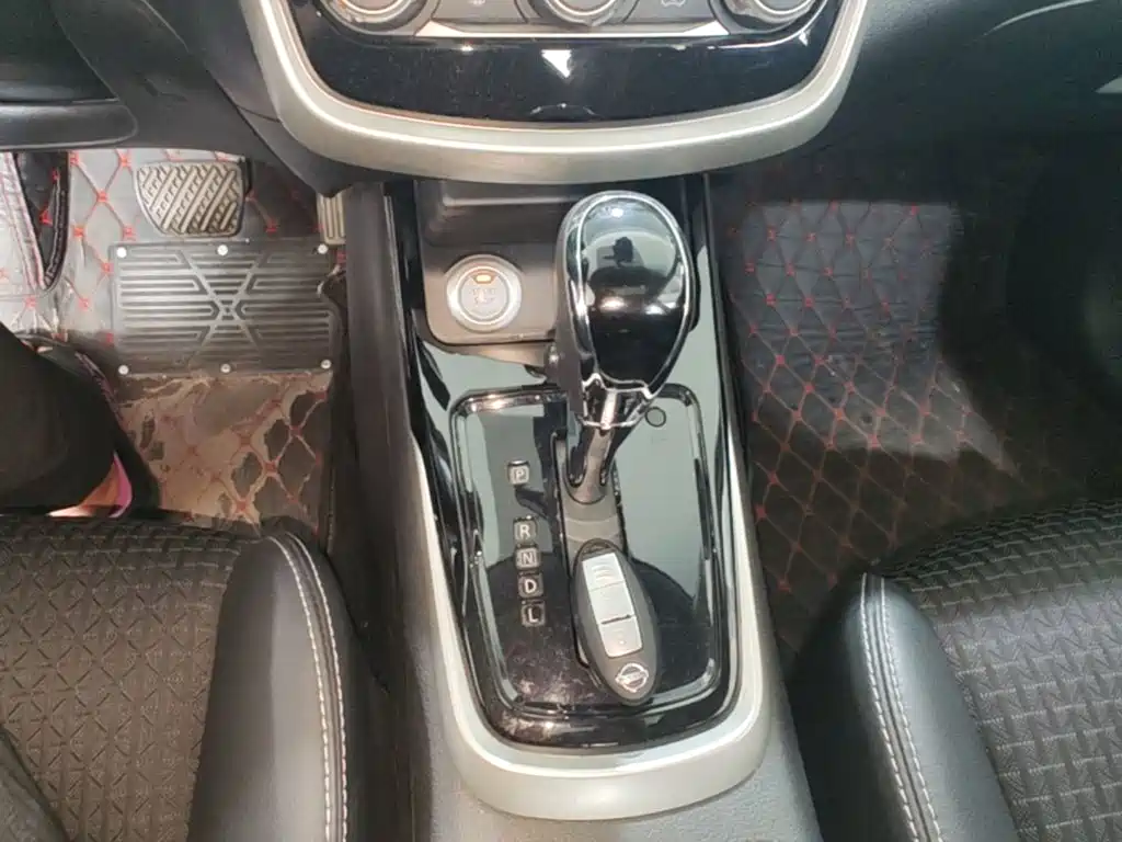 Nissan Tiida — миниатюра 14