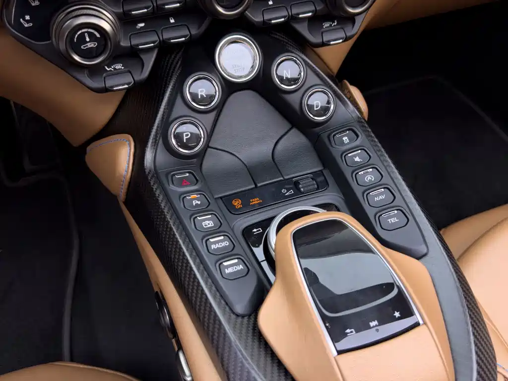Aston Martin V8 Vantage — миниатюра 22