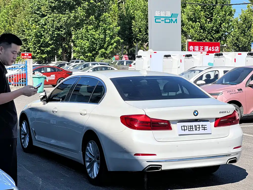 BMW 5 Series — миниатюра 7