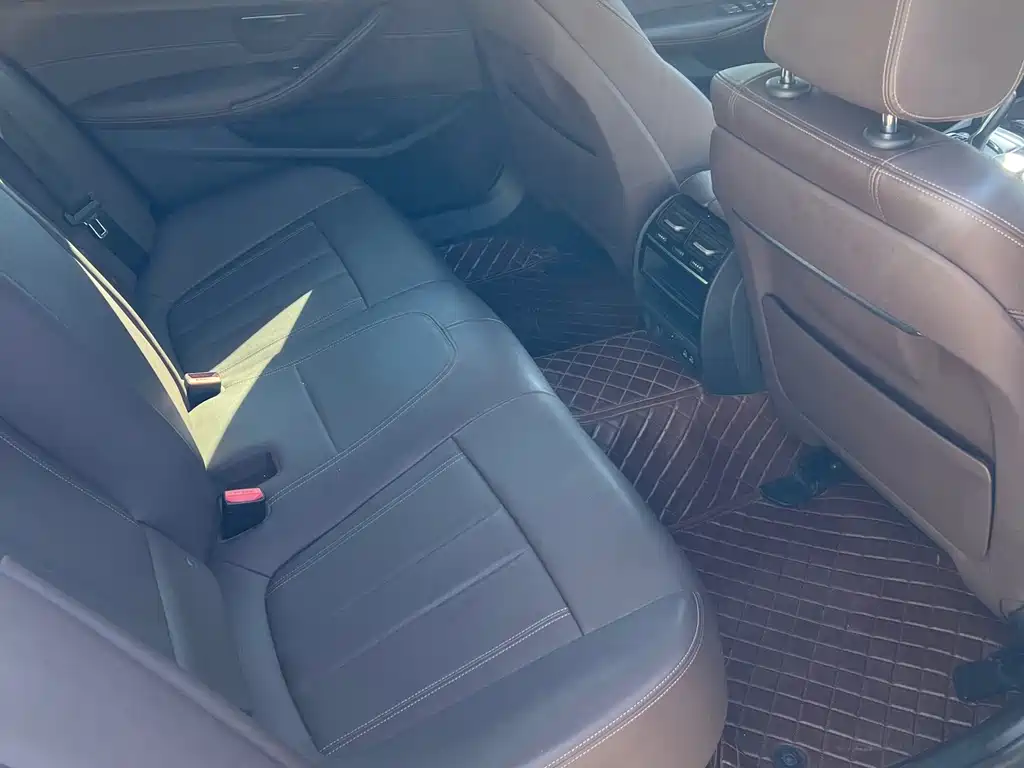BMW 5 Series — миниатюра 9