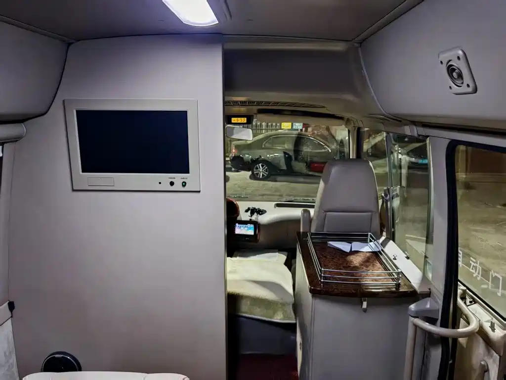 Toyota Coaster — миниатюра 9