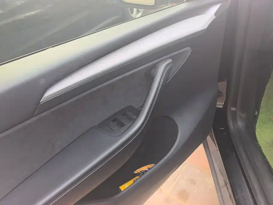 Tesla Model Y — миниатюра 7