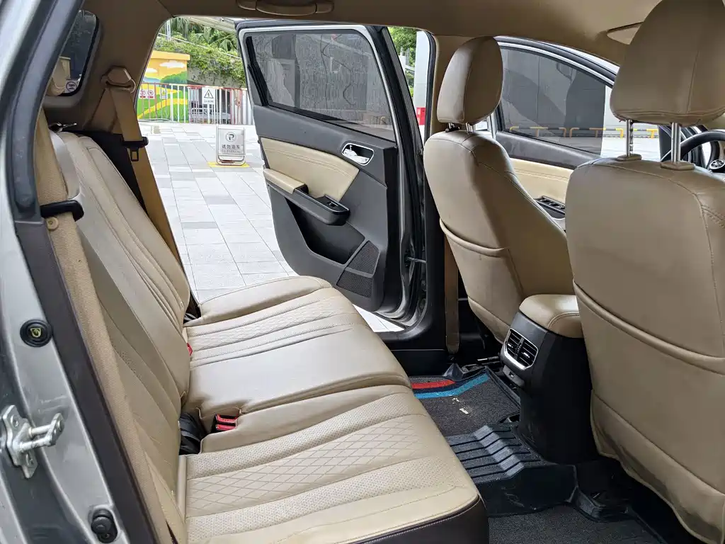 Baojun 310W — миниатюра 5