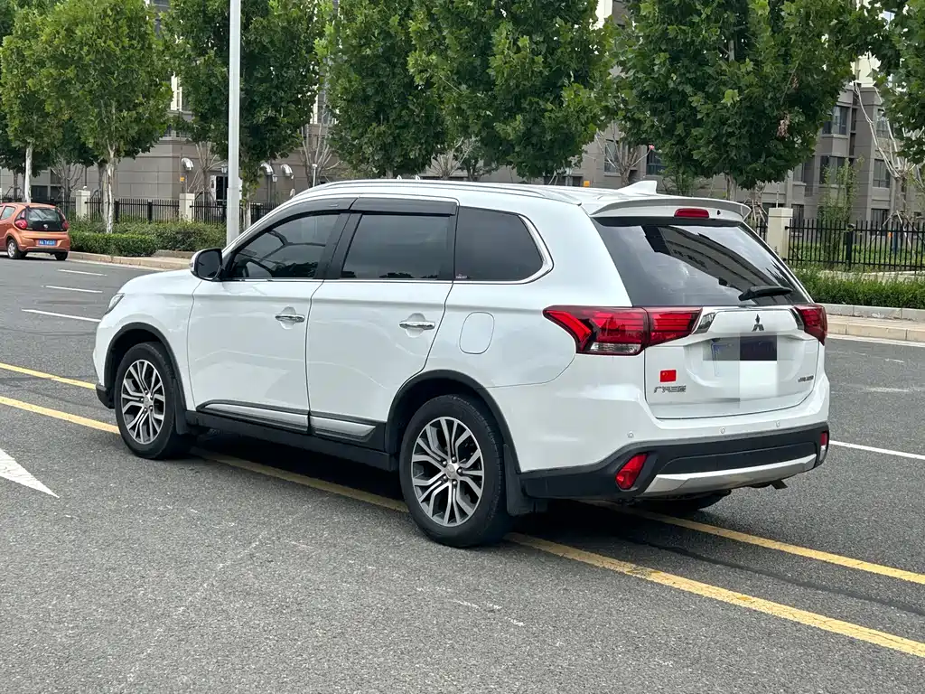 Mitsubishi Outlander — миниатюра 7