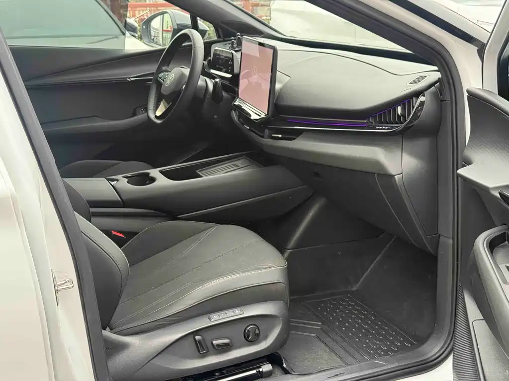 VOLKSWAGEN WITH THE CROWD 06