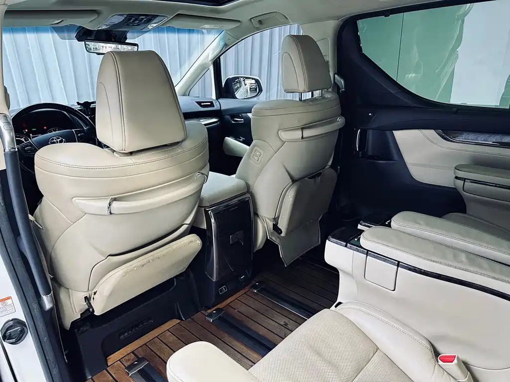 Toyota Alphard — миниатюра 18