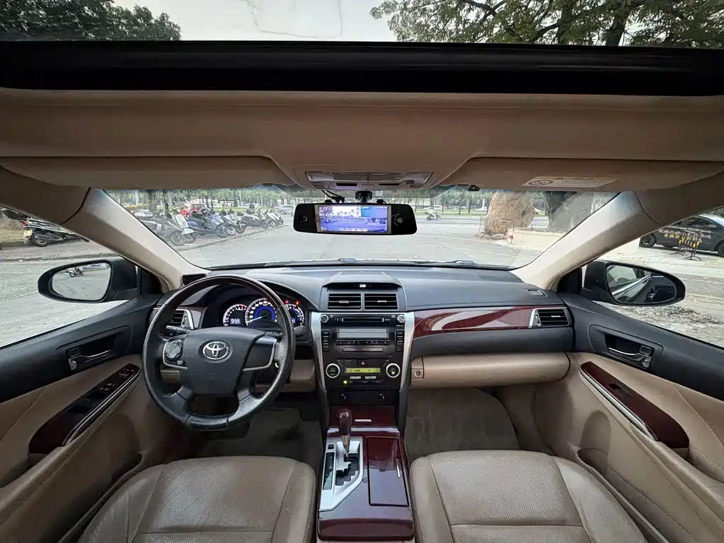 Toyota Camry — миниатюра 5