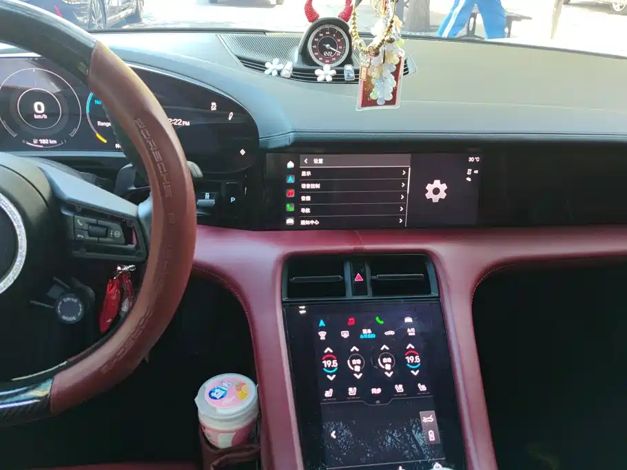 Porsche Taycan — миниатюра 13
