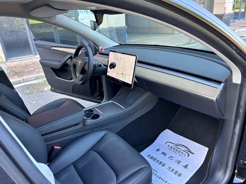Tesla Model Y — миниатюра 8