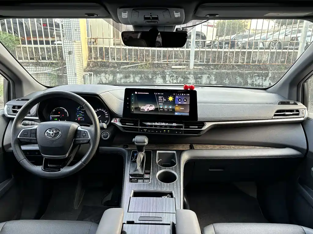 Toyota Sienna — миниатюра 10