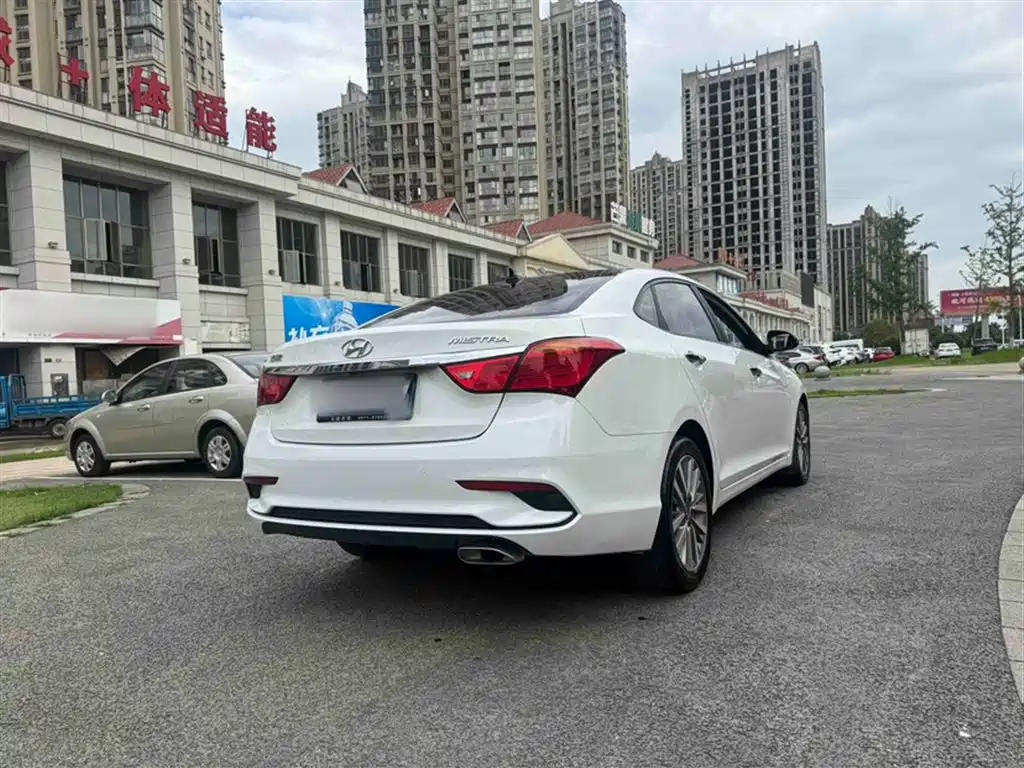 Hyundai Mistra 2017 1.8L AT GLS V