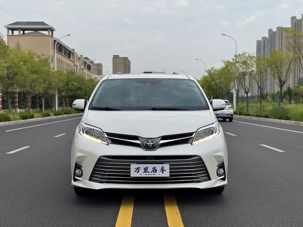 Toyota Sienna — миниатюра 2