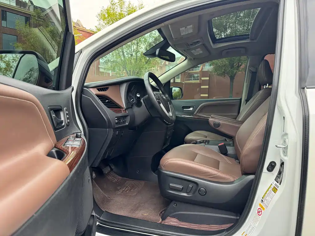Toyota Sienna — миниатюра 4