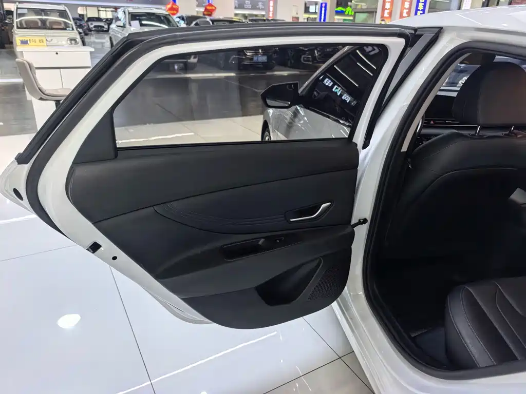 Hyundai Elantra — миниатюра 8