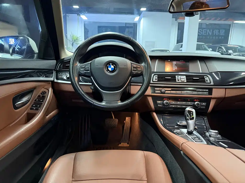 BMW 5 Series — миниатюра 7