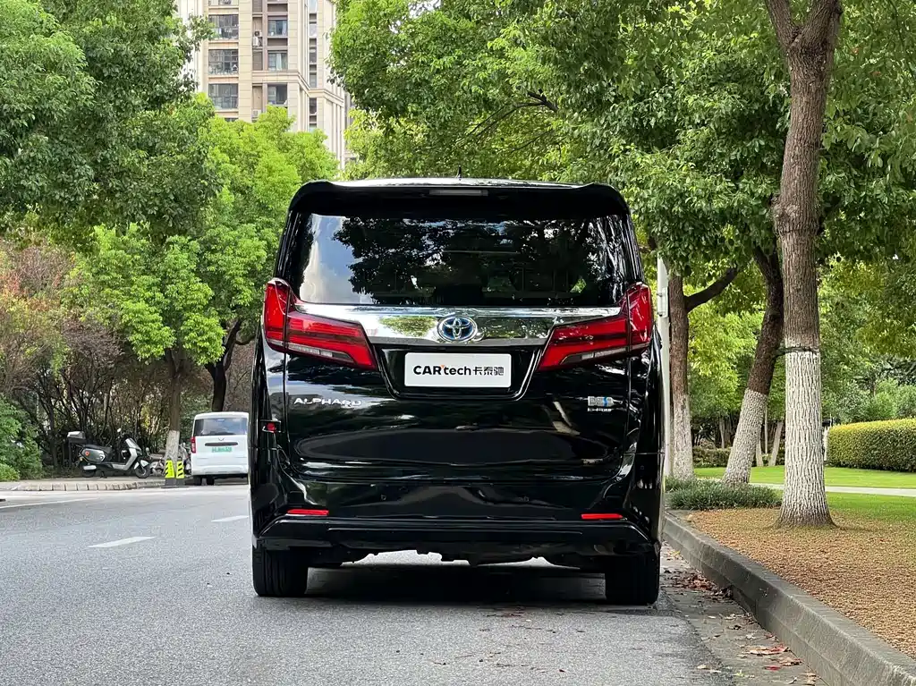 Toyota Alphard — миниатюра 28