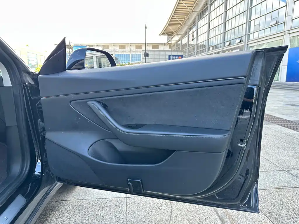 Tesla Model 3 — миниатюра 24
