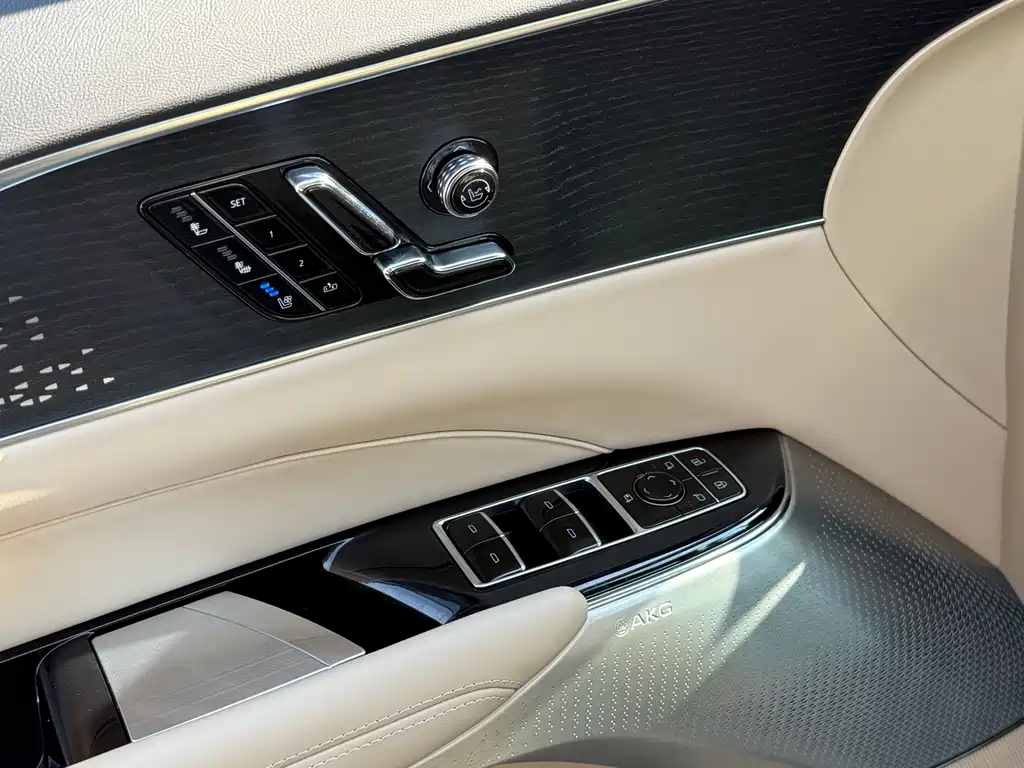 Cadillac Lyriq — миниатюра 16