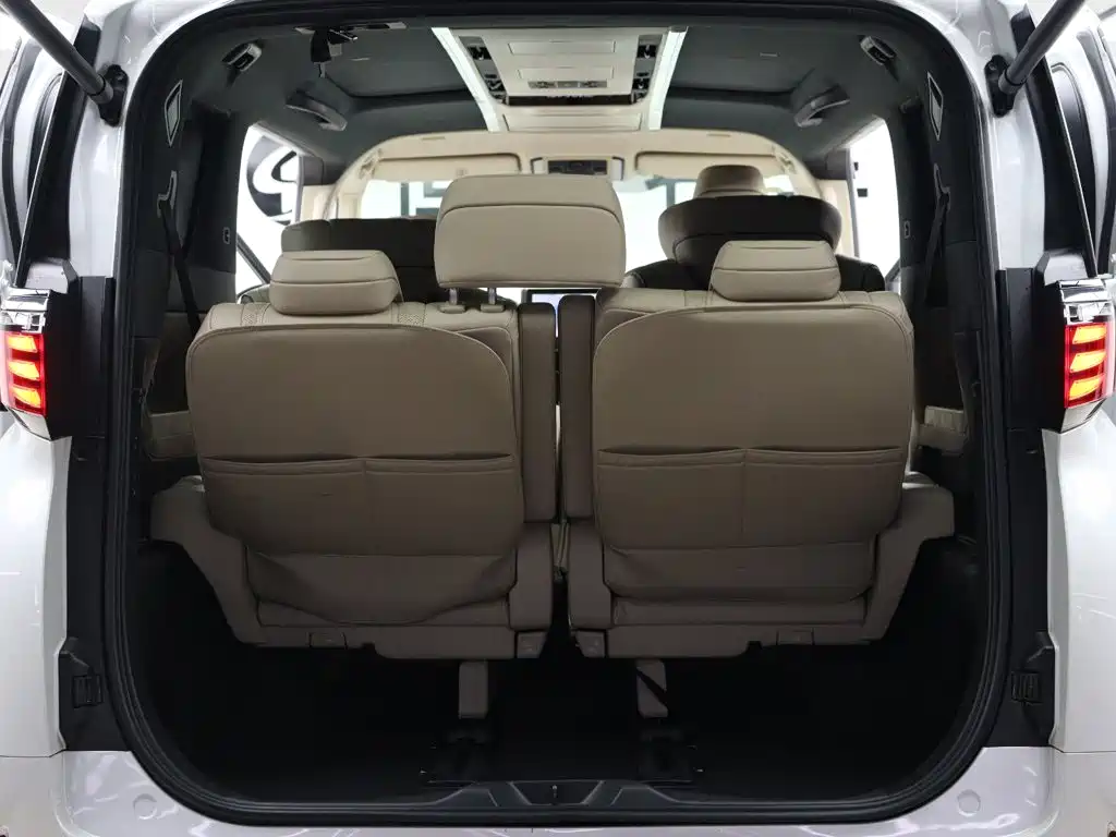 Toyota Alphard — миниатюра 8