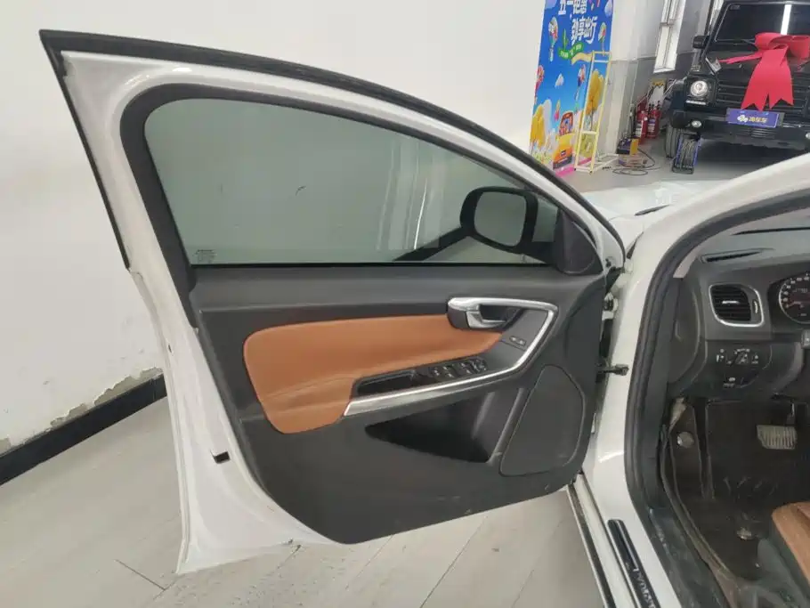 Volvo S60 (Import) — миниатюра 7