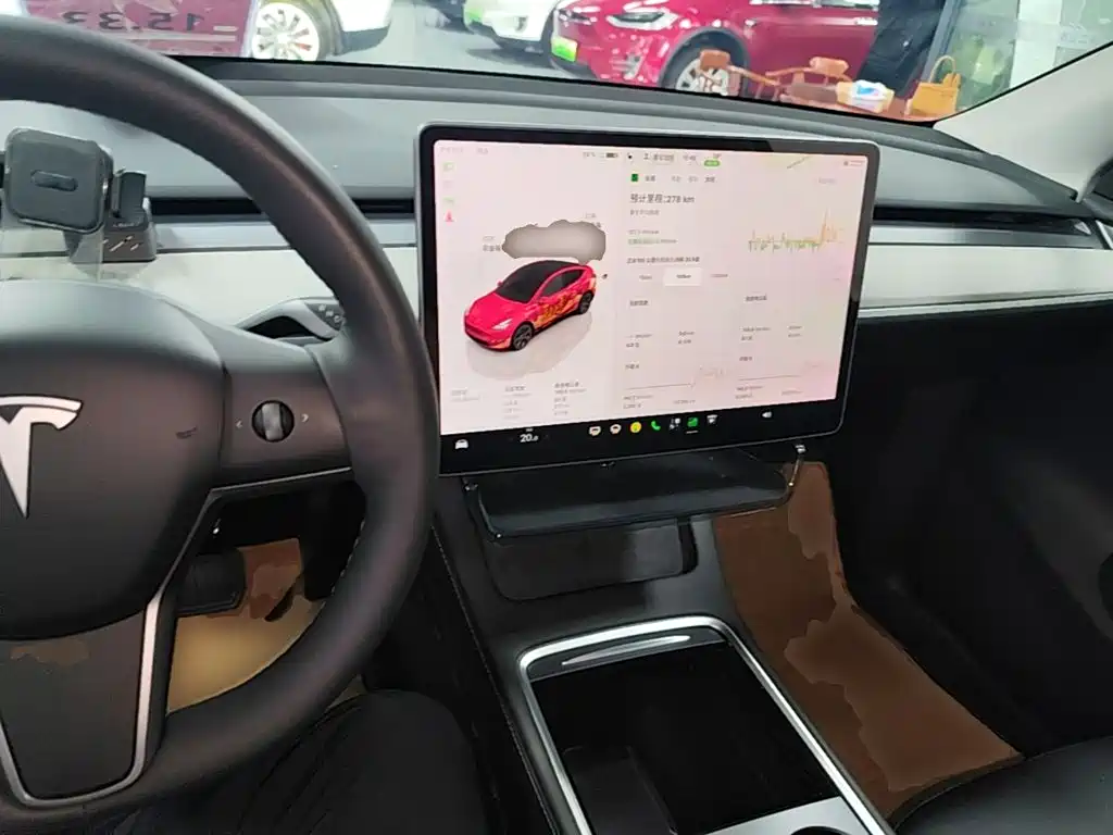 Tesla Model Y — миниатюра 10