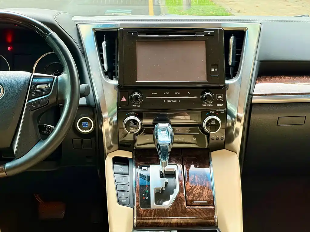 Toyota Alphard — миниатюра 16