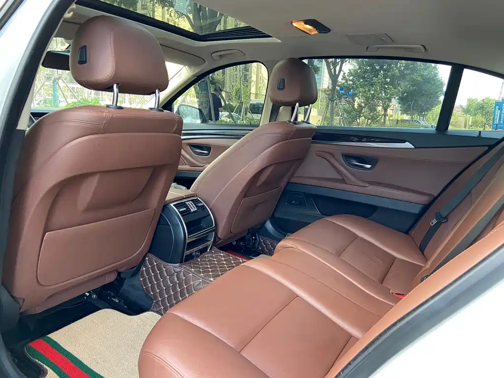 BMW 5 Series — миниатюра 10