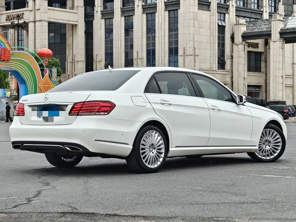 Mercedes-Benz E-Class — миниатюра 8