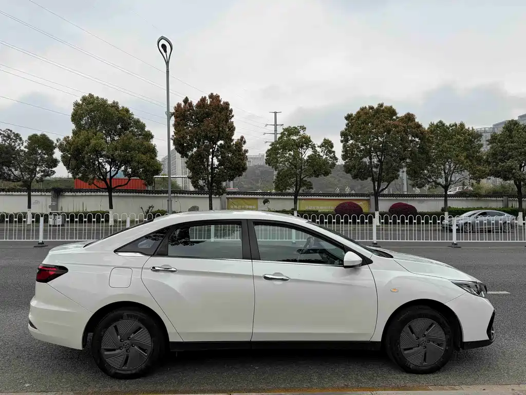 Venucia D60 EV — миниатюра 3