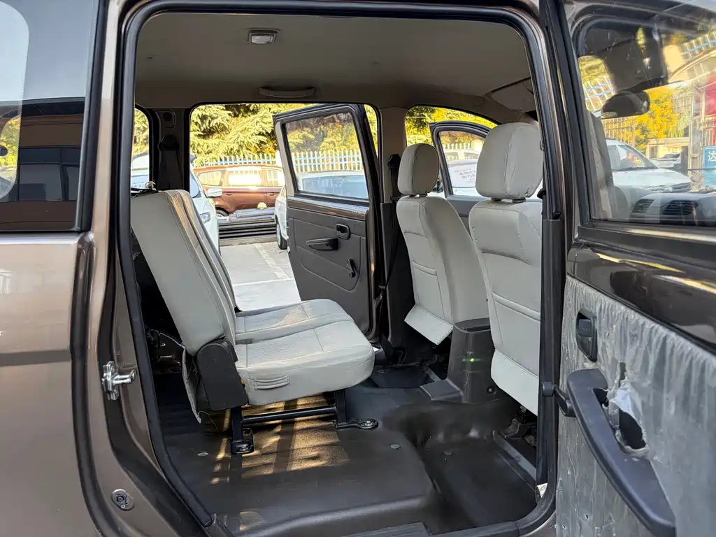 Wuling Hongguang — миниатюра 13