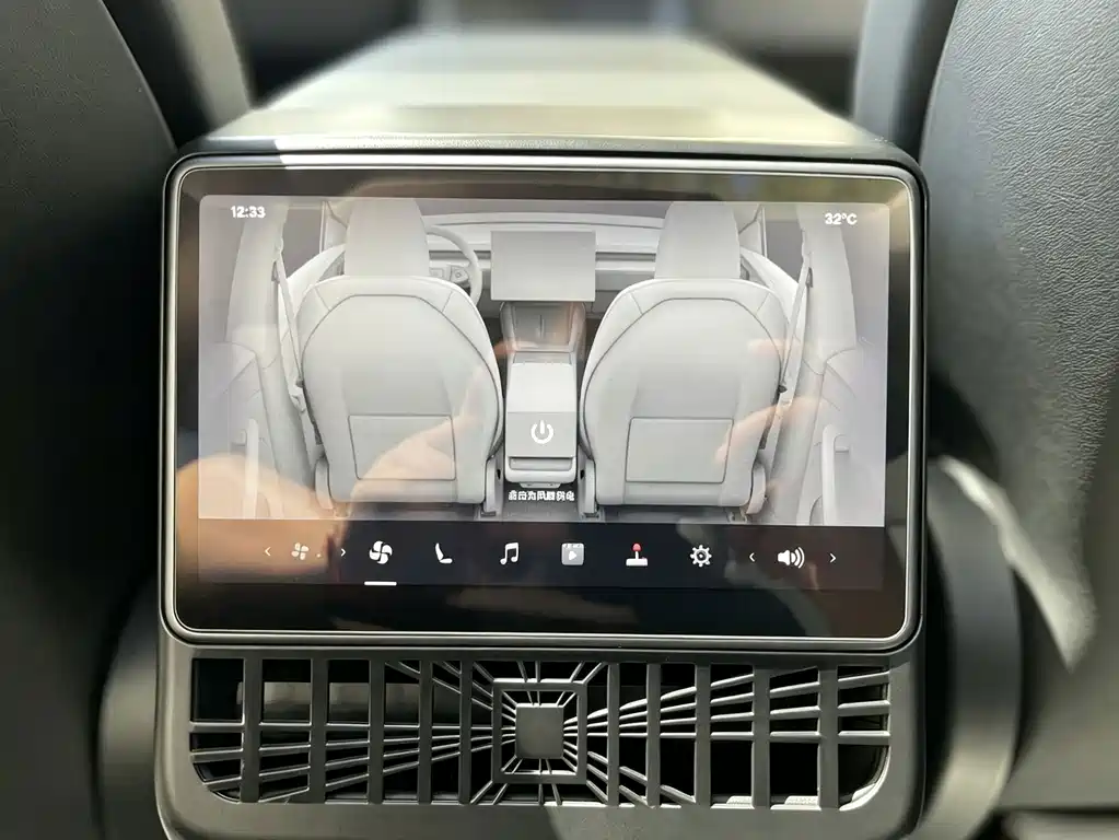 Tesla Model Y — миниатюра 17
