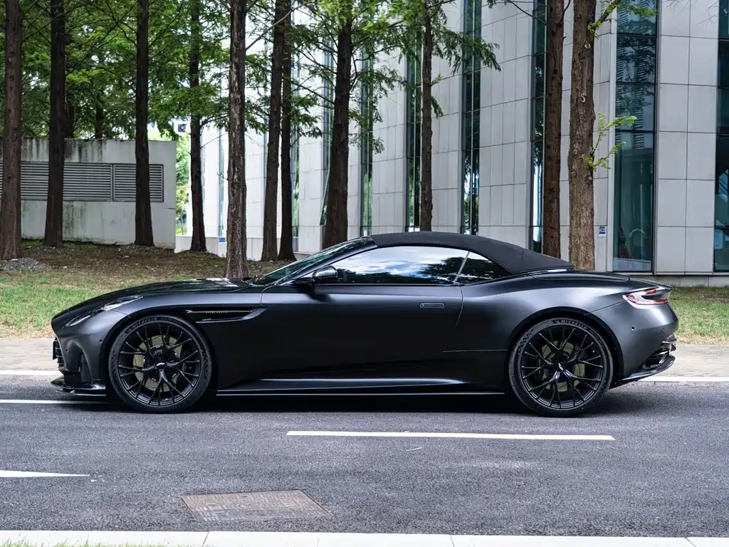 Aston Martin DB12 — миниатюра 13