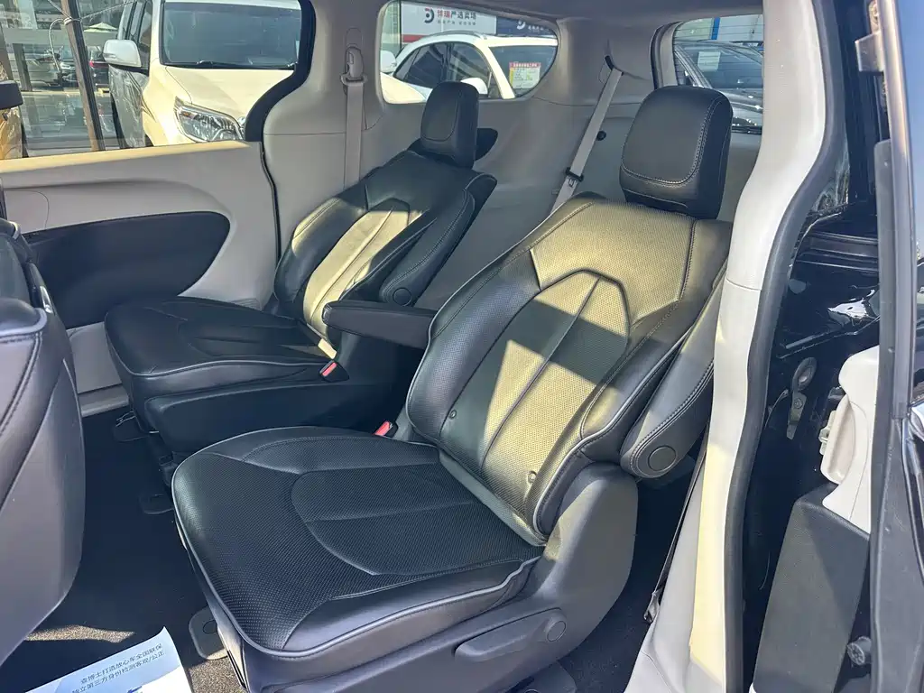 Chrysler Grand Voyager PHEV (Import) — миниатюра 13