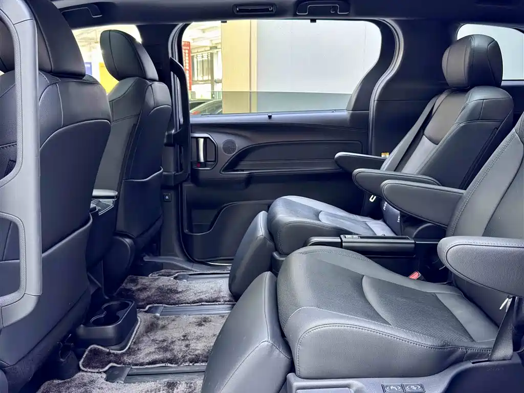 Toyota Sienna — миниатюра 7