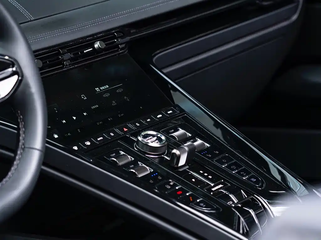 Aston Martin DB12 — миниатюра 20